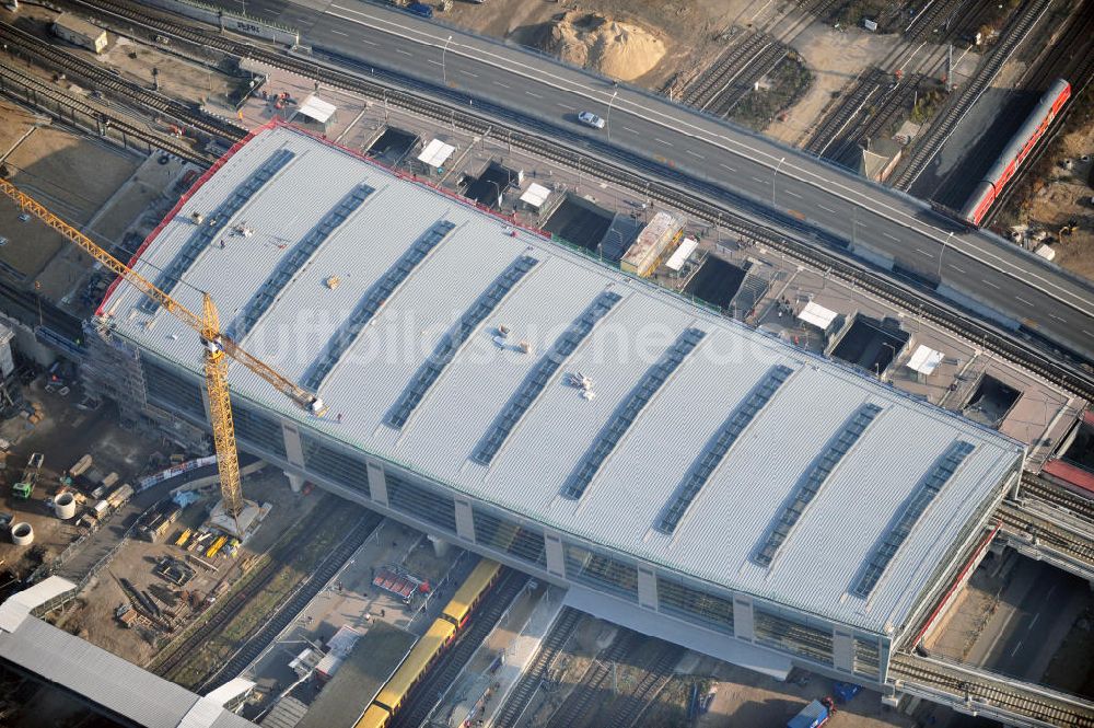 Luftaufnahme Berlin Friedrichshain - Um- und Neubau des Berliner S-Bahnhofs Ostkreuz - Hallendachmontage