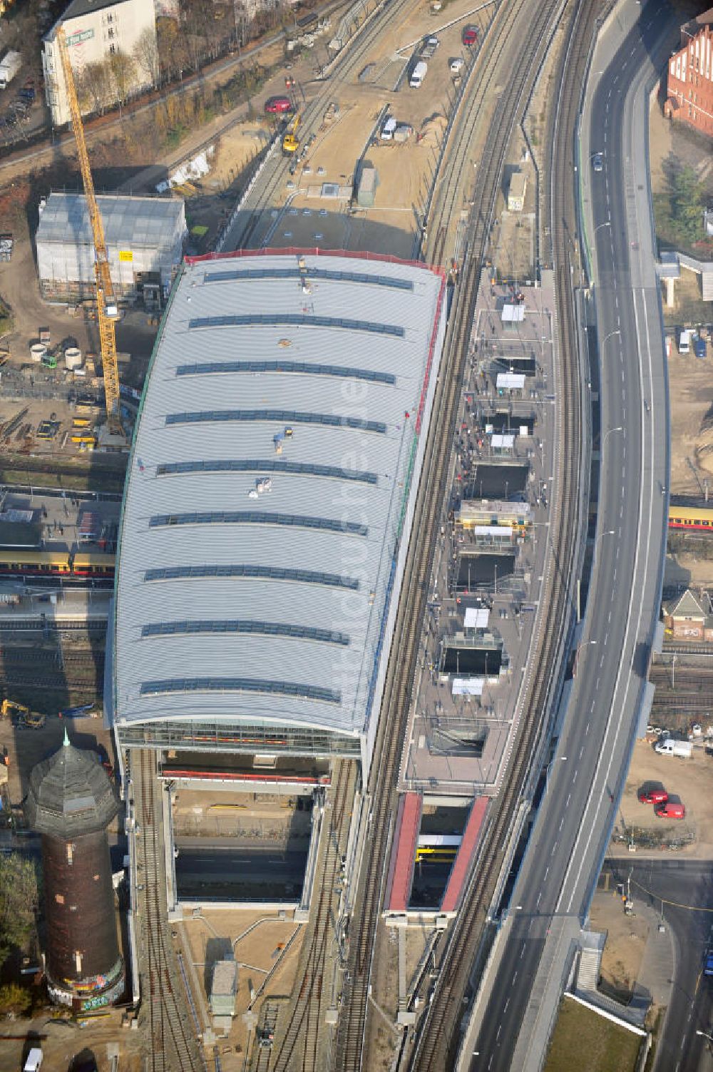 Berlin Friedrichshain aus der Vogelperspektive: Um- und Neubau des Berliner S-Bahnhofs Ostkreuz - Hallendachmontage