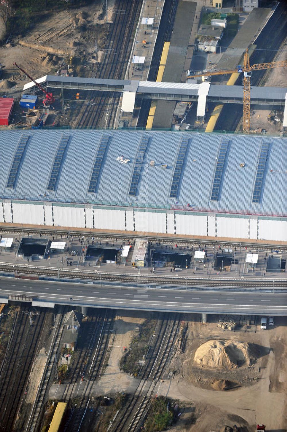 Luftbild Berlin Friedrichshain - Um- und Neubau des Berliner S-Bahnhofs Ostkreuz - Hallendachmontage