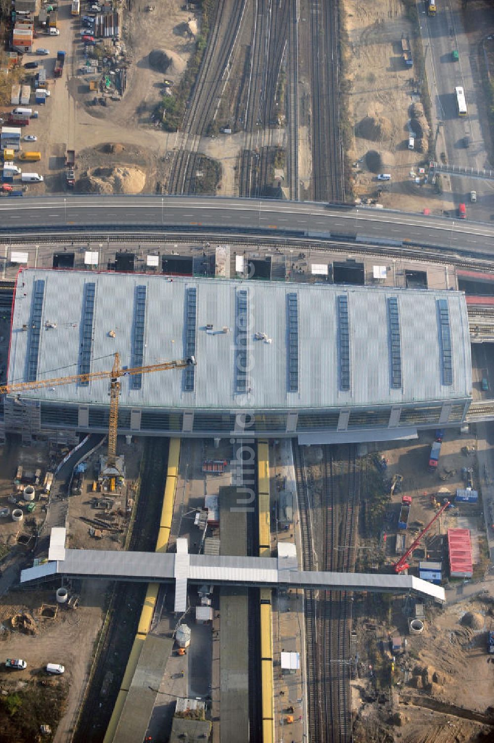 Luftbild Berlin Friedrichshain - Um- und Neubau des Berliner S-Bahnhofs Ostkreuz - Hallendachmontage