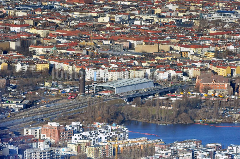 Berlin aus der Vogelperspektive: Um- und Neubau des Berliner S-Bahnhofs Ostkreuz - Hallendachmontage