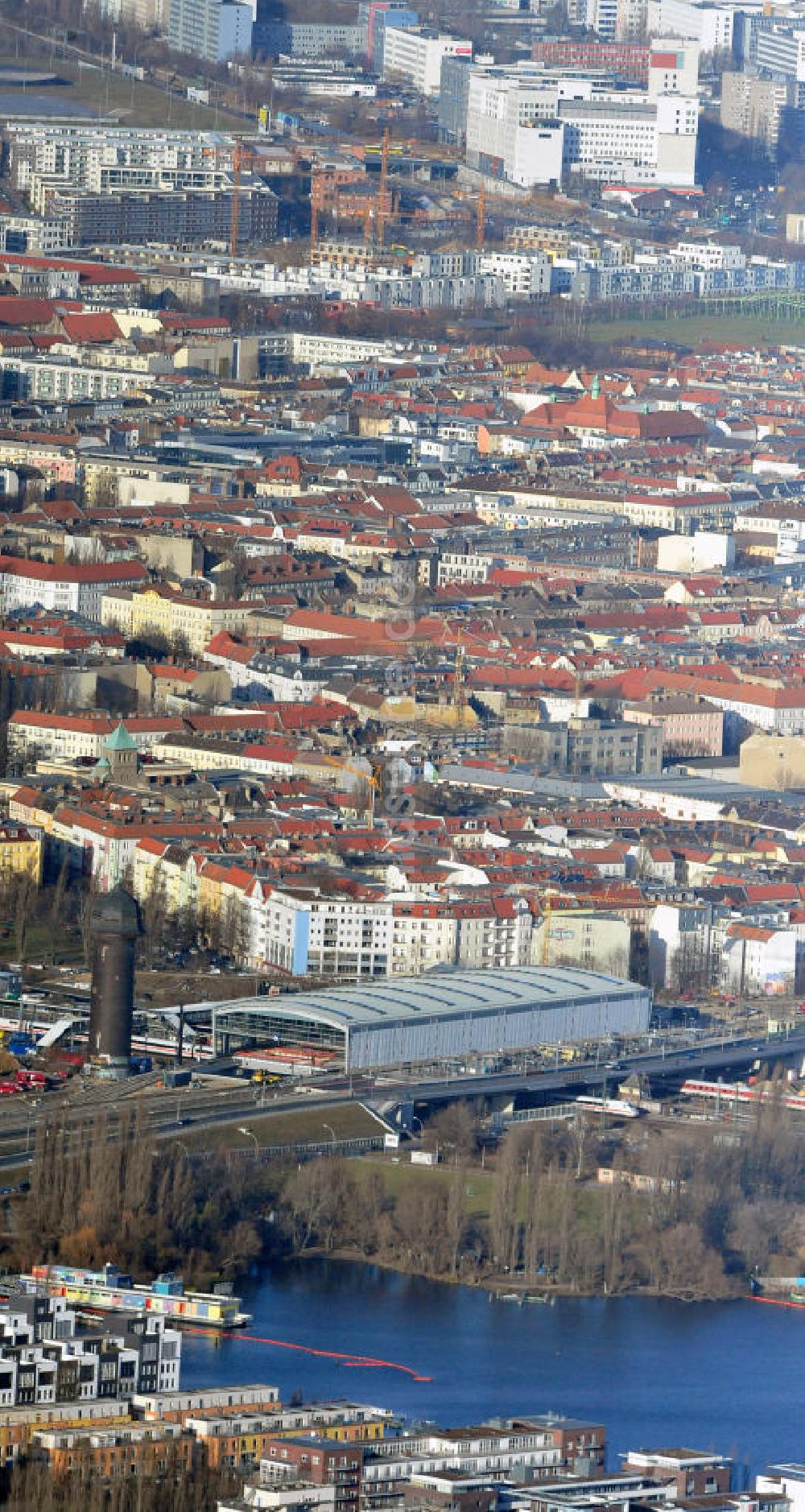 Luftbild Berlin - Um- und Neubau des Berliner S-Bahnhofs Ostkreuz - Hallendachmontage