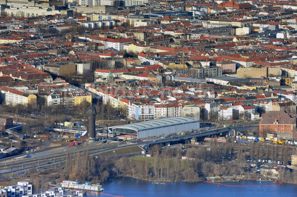 Luftaufnahme Berlin - Um- und Neubau des Berliner S-Bahnhofs Ostkreuz - Hallendachmontage