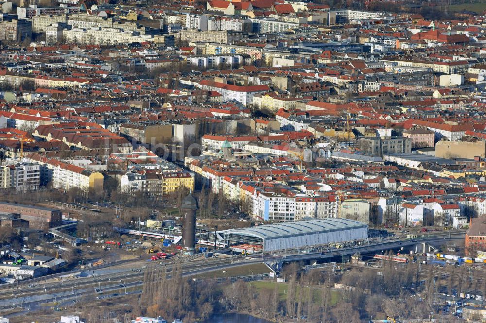 Berlin von oben - Um- und Neubau des Berliner S-Bahnhofs Ostkreuz - Hallendachmontage