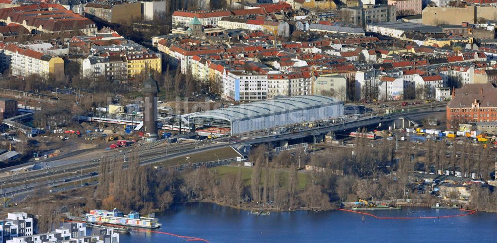 Berlin aus der Vogelperspektive: Um- und Neubau des Berliner S-Bahnhofs Ostkreuz - Hallendachmontage