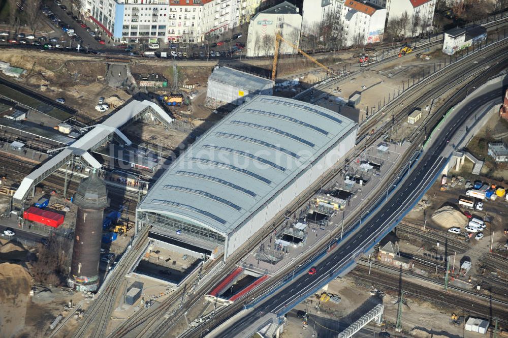 Luftbild Berlin - Um- und Neubau des Berliner S-Bahnhofs Ostkreuz - Hallendachmontage