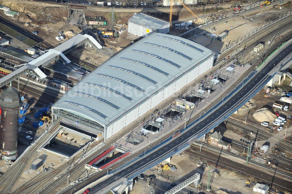 Luftaufnahme Berlin - Um- und Neubau des Berliner S-Bahnhofs Ostkreuz - Hallendachmontage