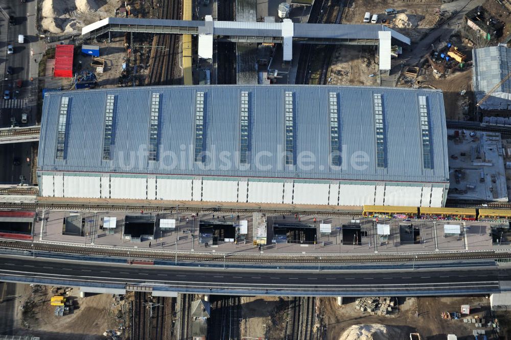 Berlin von oben - Um- und Neubau des Berliner S-Bahnhofs Ostkreuz - Hallendachmontage