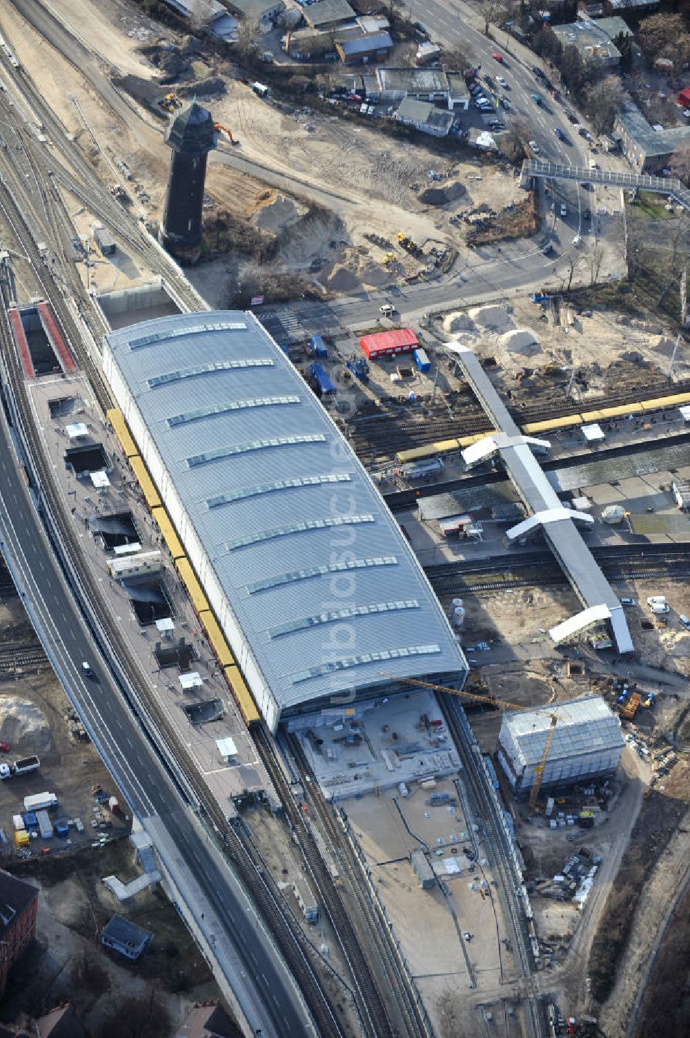 Berlin von oben - Um- und Neubau des Berliner S-Bahnhofs Ostkreuz - Hallendachmontage