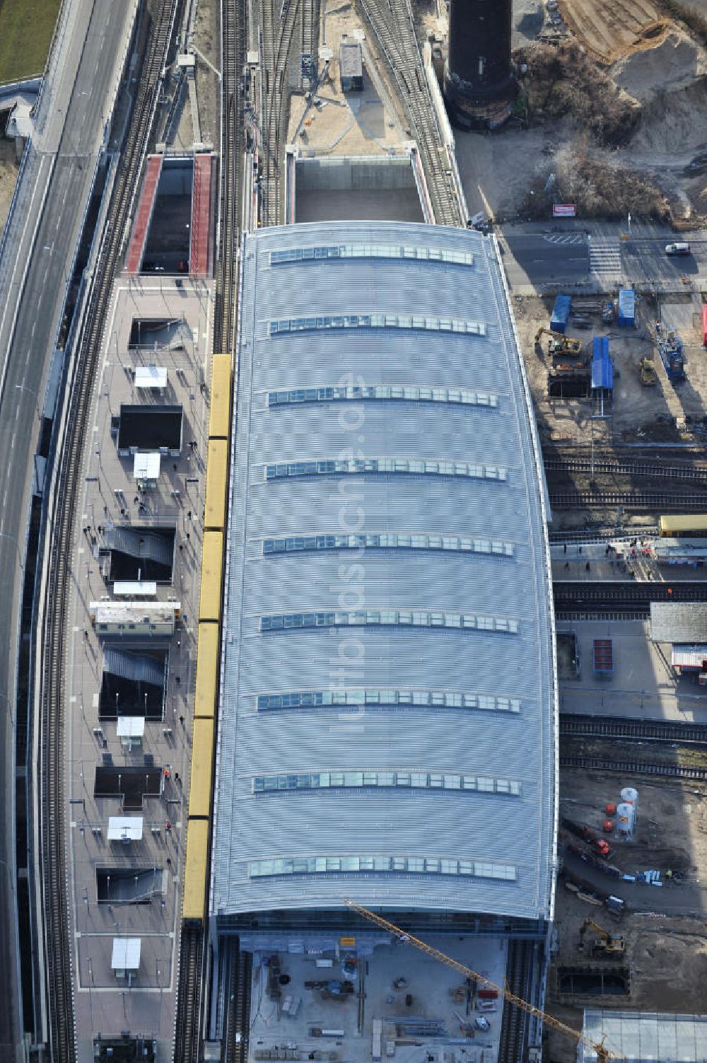 Berlin aus der Vogelperspektive: Um- und Neubau des Berliner S-Bahnhofs Ostkreuz - Hallendachmontage