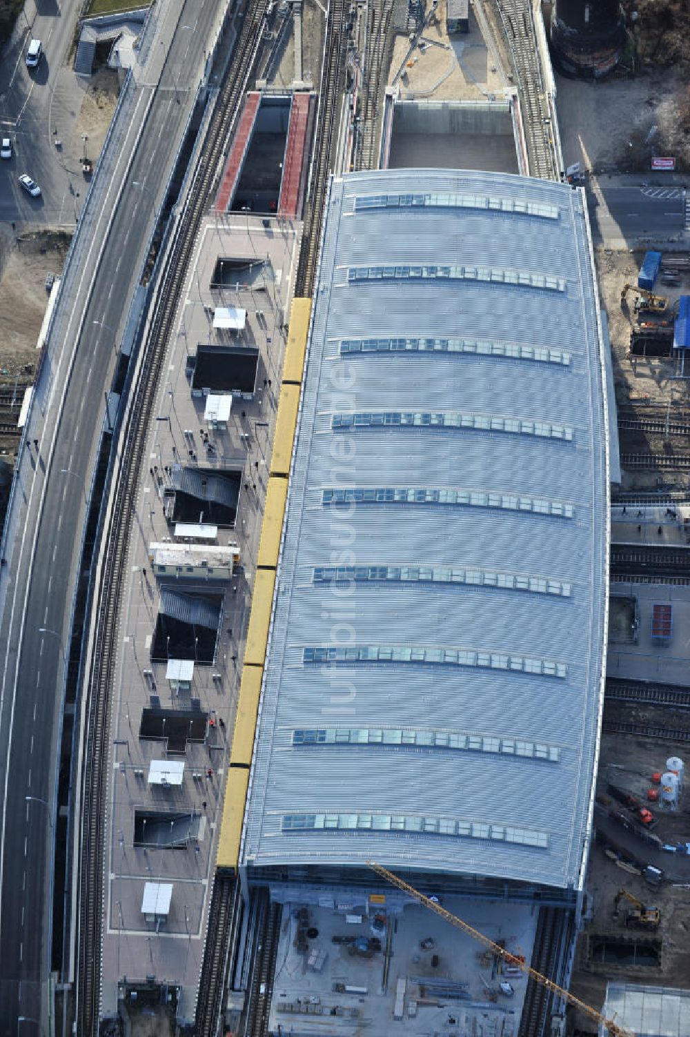 Luftbild Berlin - Um- und Neubau des Berliner S-Bahnhofs Ostkreuz - Hallendachmontage