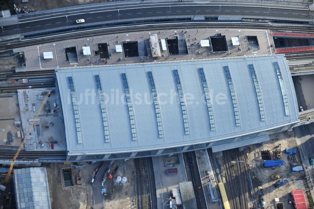 Luftaufnahme Berlin - Um- und Neubau des Berliner S-Bahnhofs Ostkreuz - Hallendachmontage