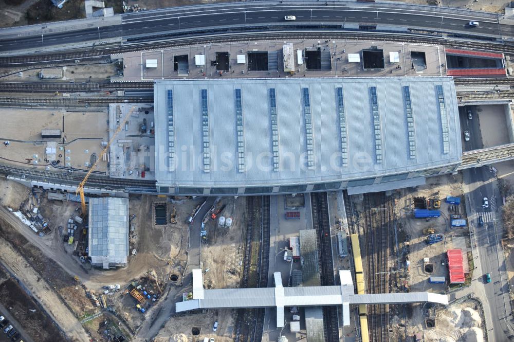 Berlin von oben - Um- und Neubau des Berliner S-Bahnhofs Ostkreuz - Hallendachmontage