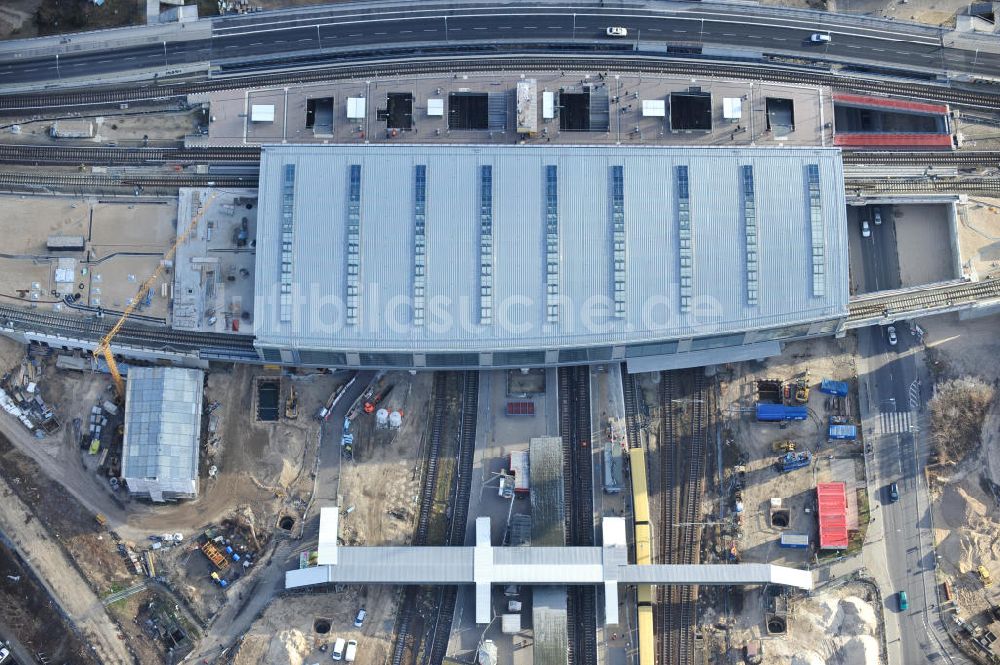 Berlin aus der Vogelperspektive: Um- und Neubau des Berliner S-Bahnhofs Ostkreuz - Hallendachmontage