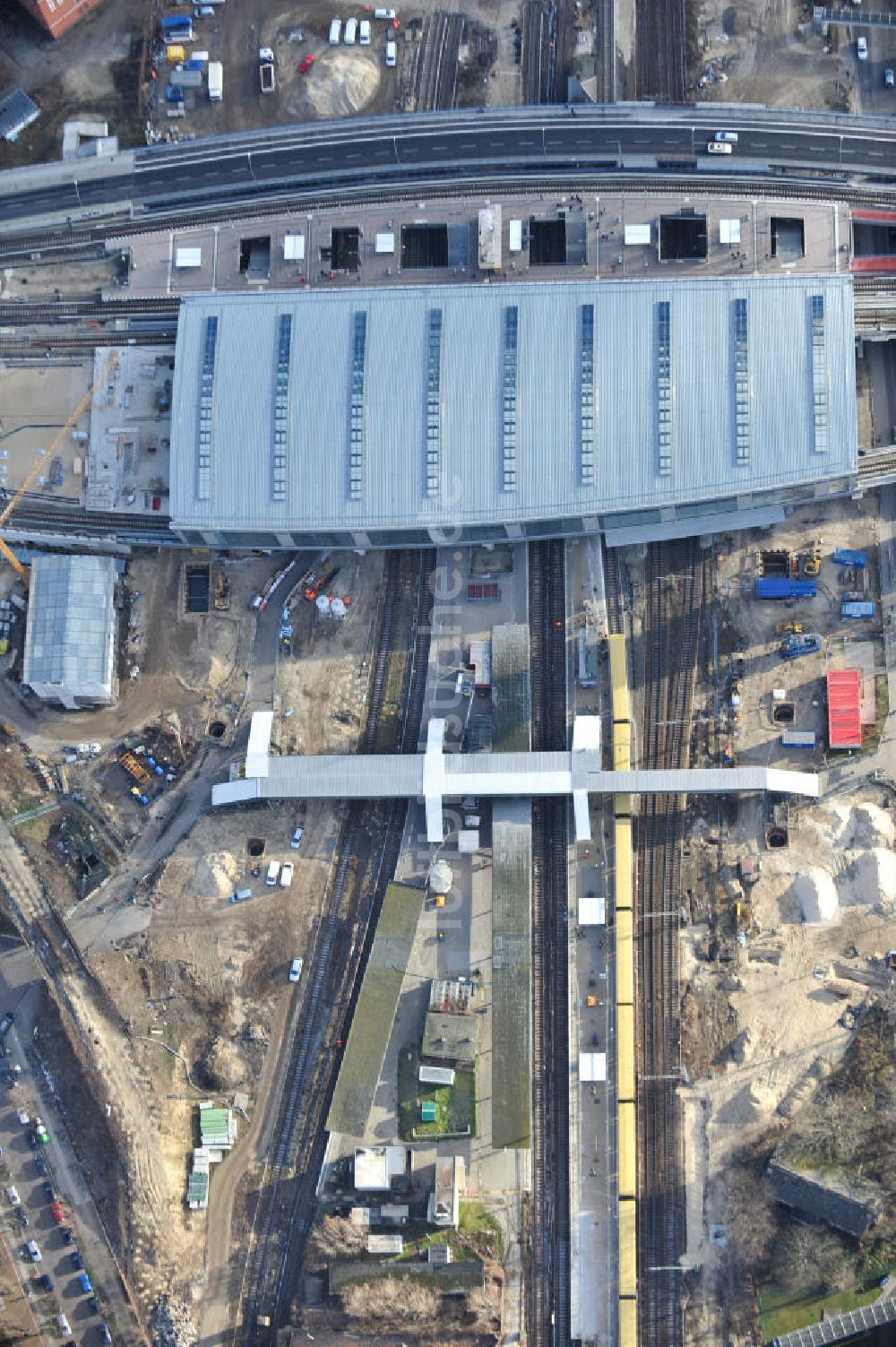 Luftbild Berlin - Um- und Neubau des Berliner S-Bahnhofs Ostkreuz - Hallendachmontage