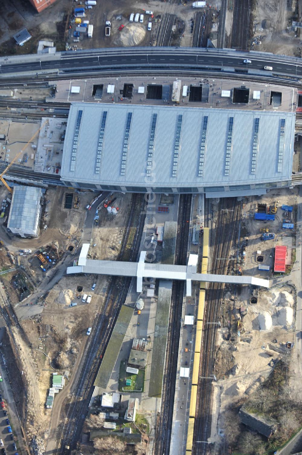 Luftaufnahme Berlin - Um- und Neubau des Berliner S-Bahnhofs Ostkreuz - Hallendachmontage