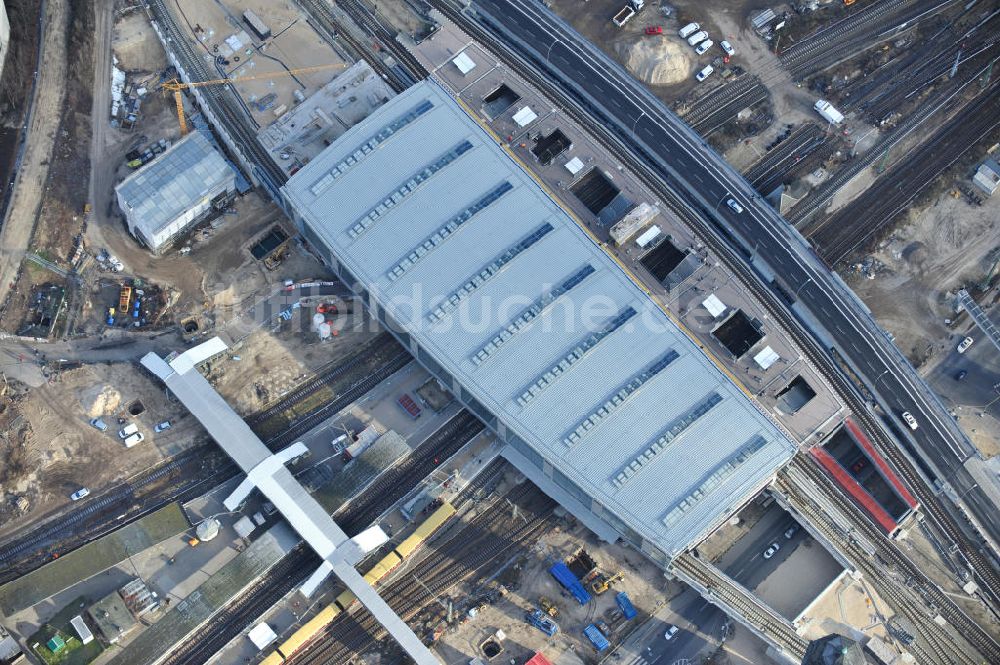 Berlin von oben - Um- und Neubau des Berliner S-Bahnhofs Ostkreuz - Hallendachmontage