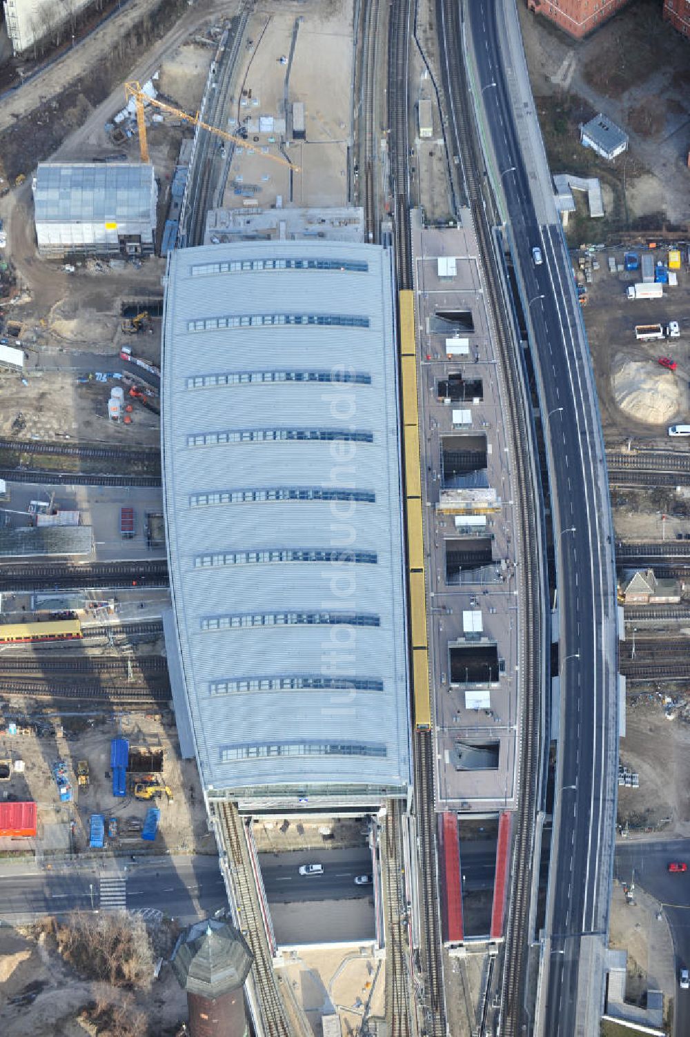 Berlin aus der Vogelperspektive: Um- und Neubau des Berliner S-Bahnhofs Ostkreuz - Hallendachmontage