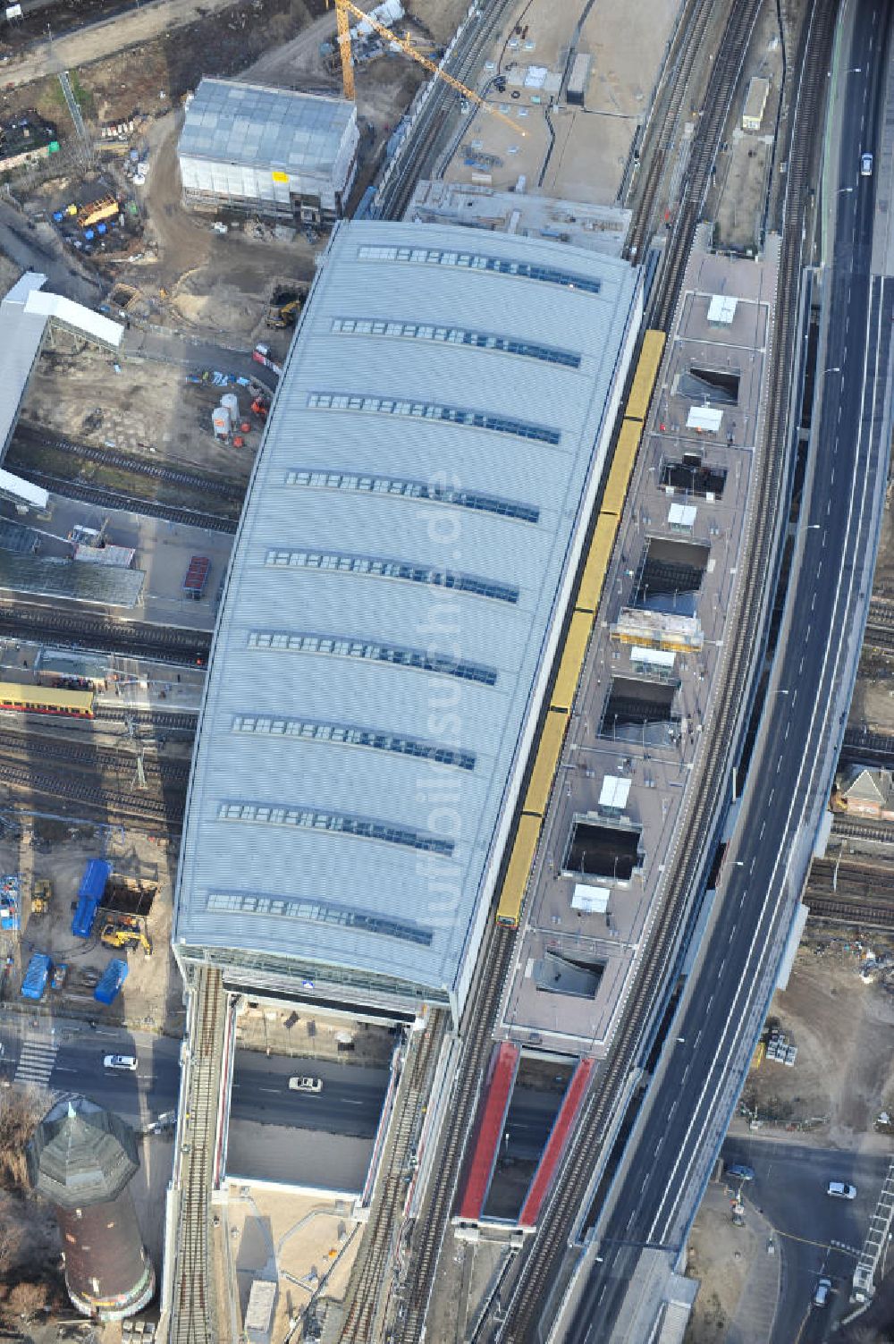 Luftbild Berlin - Um- und Neubau des Berliner S-Bahnhofs Ostkreuz - Hallendachmontage