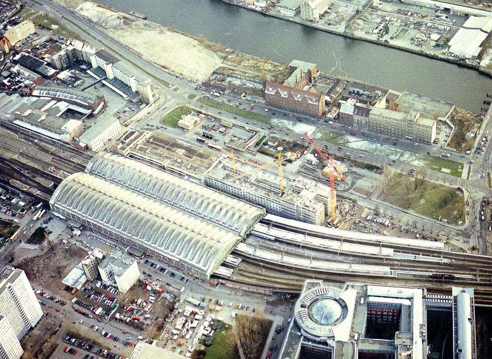 Luftbild Berlin - Friedrichshain - Um- und Neubauten am Bahnhof Berlin - Ostbahnhof