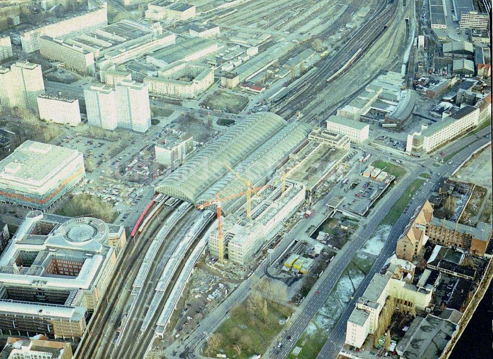 Luftaufnahme Berlin - Friedrichshain - Um- und Neubauten am Bahnhof Berlin - Ostbahnhof