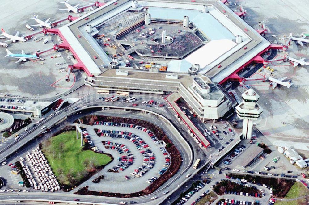 Luftbild Berlin - Umbau des Abfertigungsgebäudes am Flughafen-Tegel