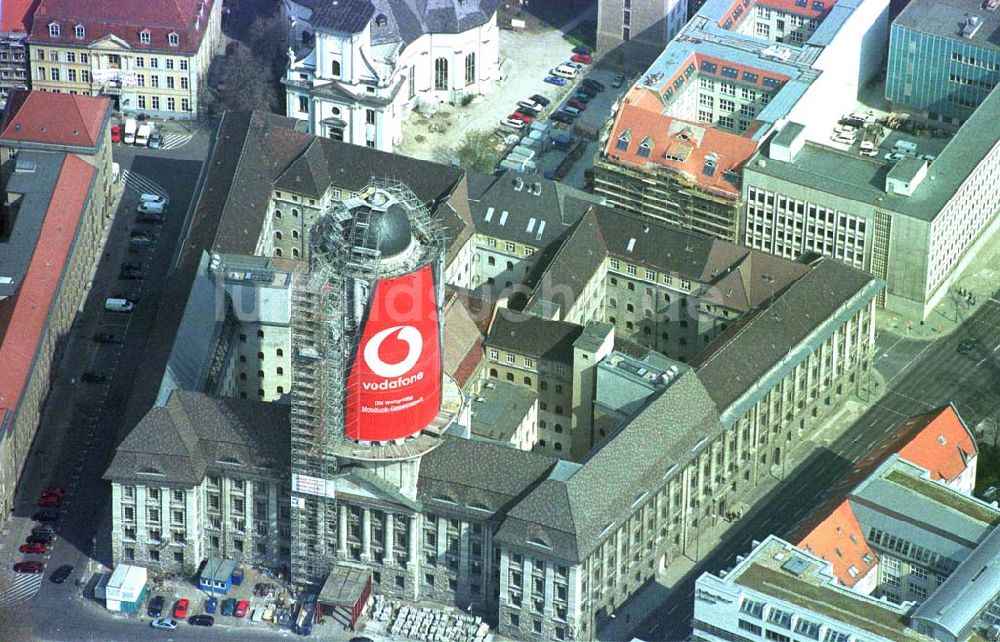 Berlin aus der Vogelperspektive: Umbau des Alten Stadthauses in Berlin - Mitte mit Sponsoring-Werbeplane der Firma VODAFONE. 09.04.2002