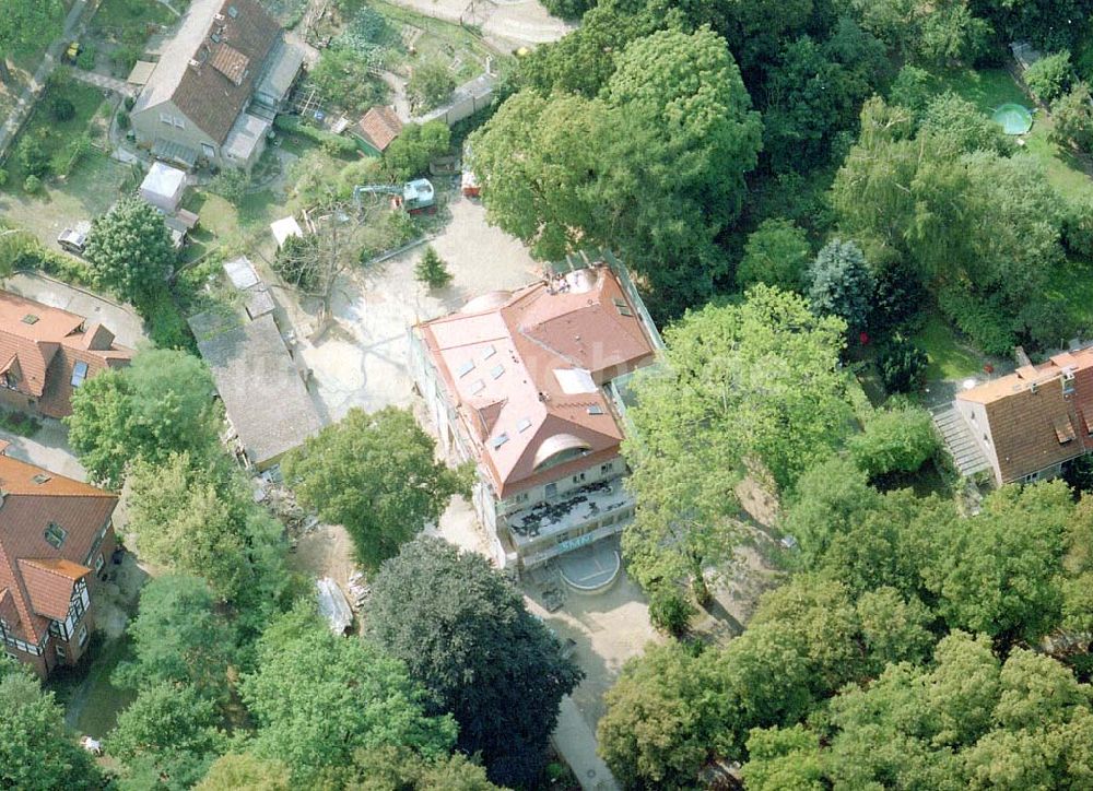 Potsdam - Babelsberg aus der Vogelperspektive: Umbau einer alten Stadtvilla in der Karl-Marx-Straße 62 durch die SMN Continental Plan & Bau GmbH in Potsdam-Babelsberg.