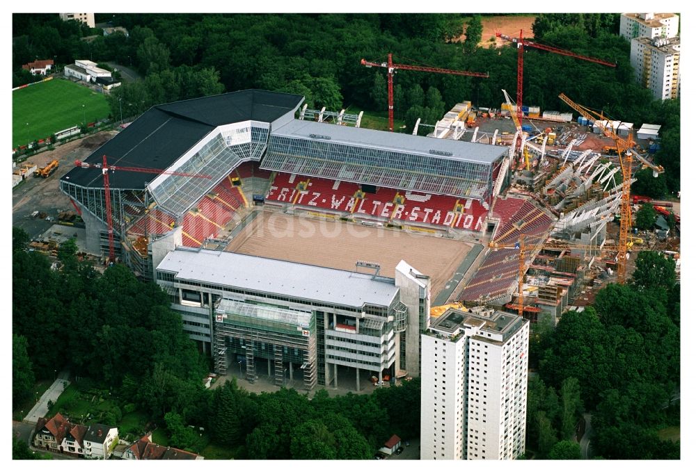 Kaiserslautern aus der Vogelperspektive: Umbau der Arena des Stadion Fritz-Walter-Stadion in Kaiserslautern im Bundesland Rheinland-Pfalz, Deutschland