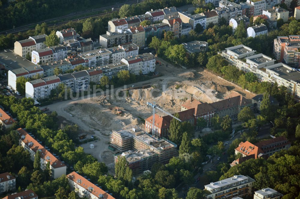 Berlin aus der Vogelperspektive: Umbau und Ausbau des denkmalgeschützten Altbau- Gebäudes am Mariendorfer Weg im Ortsteil Neukölln in Berlin