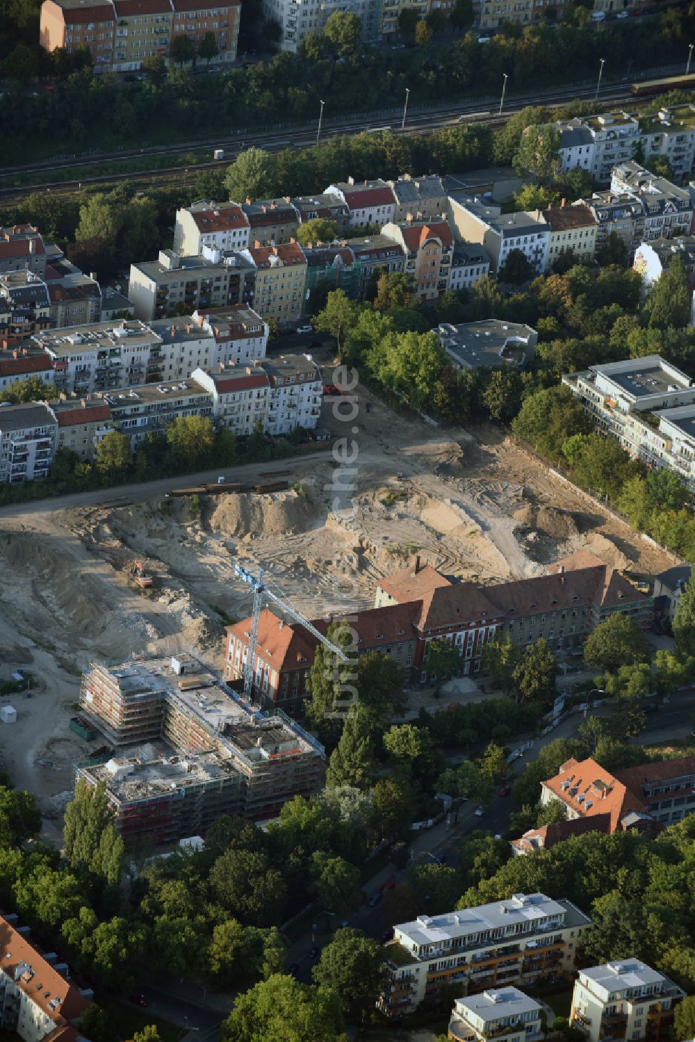 Luftaufnahme Berlin - Umbau und Ausbau des denkmalgeschützten Altbau- Gebäudes am Mariendorfer Weg im Ortsteil Neukölln in Berlin