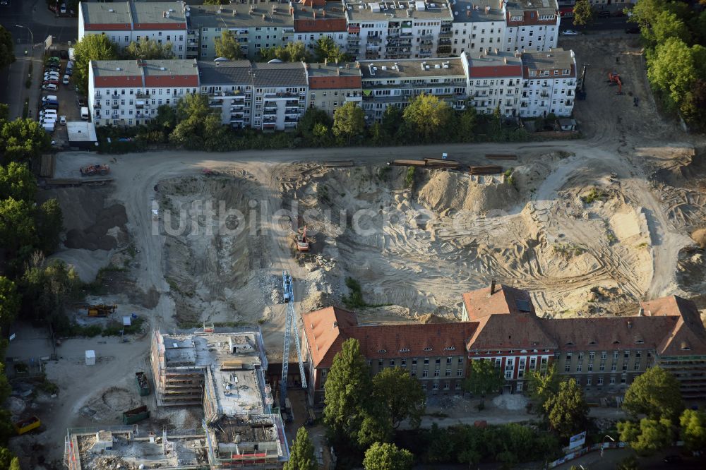 Berlin von oben - Umbau und Ausbau des denkmalgeschützten Altbau- Gebäudes am Mariendorfer Weg im Ortsteil Neukölln in Berlin