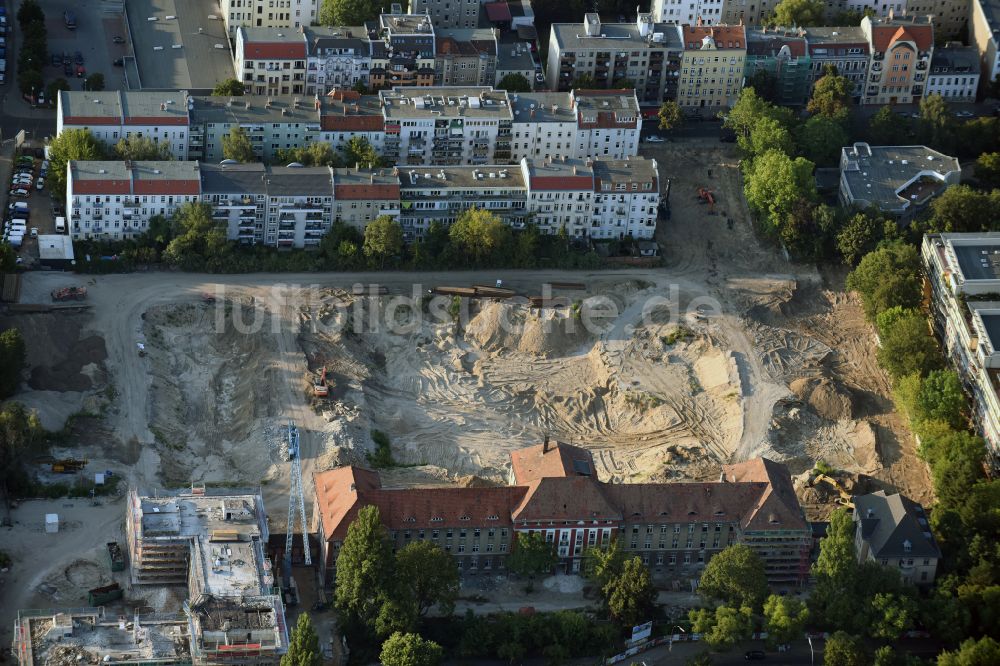 Luftaufnahme Berlin - Umbau und Ausbau des denkmalgeschützten Altbau- Gebäudes am Mariendorfer Weg im Ortsteil Neukölln in Berlin