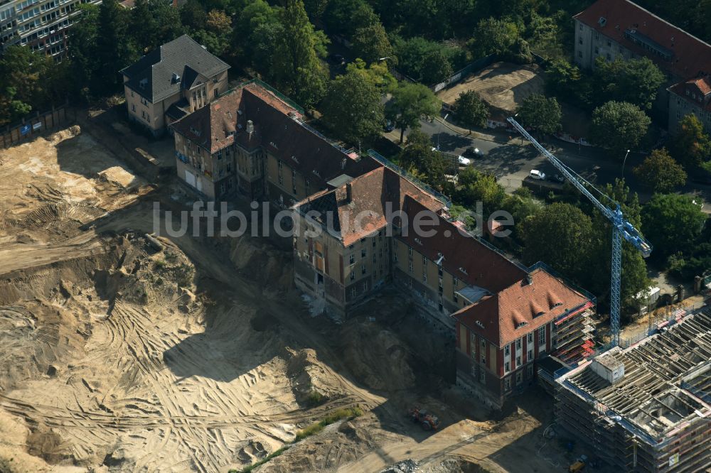 Luftaufnahme Berlin - Umbau und Ausbau des denkmalgeschützten Altbau- Gebäudes am Mariendorfer Weg im Ortsteil Neukölln in Berlin