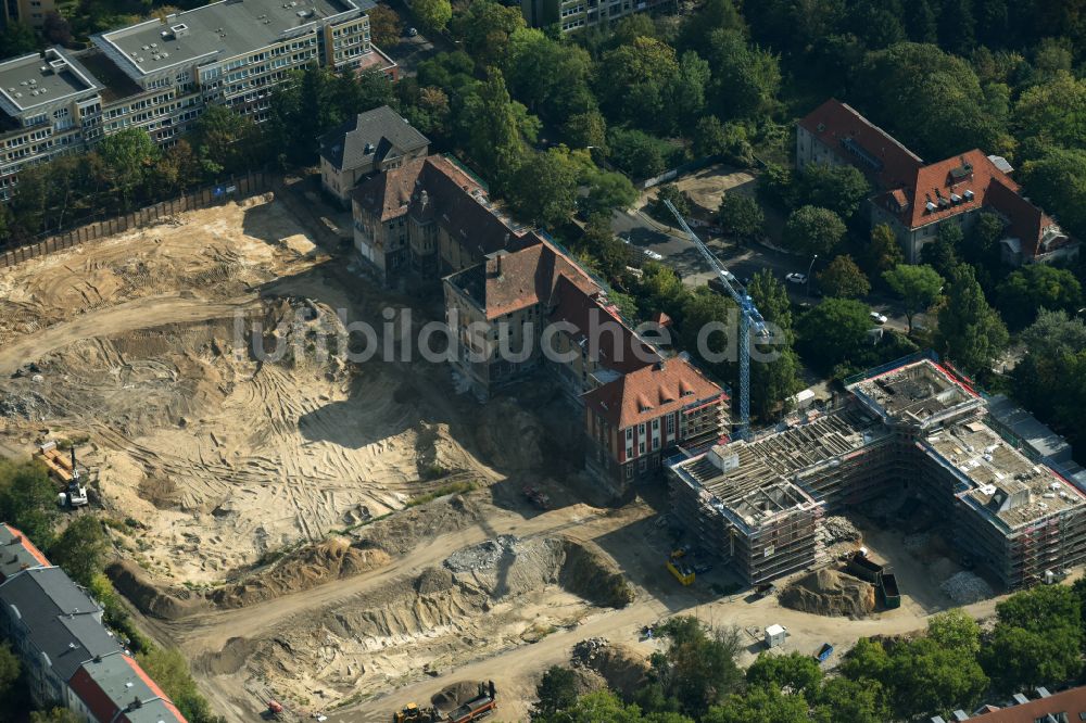 Berlin von oben - Umbau und Ausbau des denkmalgeschützten Altbau- Gebäudes am Mariendorfer Weg im Ortsteil Neukölln in Berlin