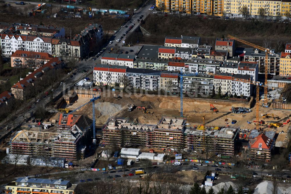 Berlin von oben - Umbau und Ausbau des denkmalgeschützten Altbau- Gebäudes am Mariendorfer Weg im Ortsteil Neukölln in Berlin