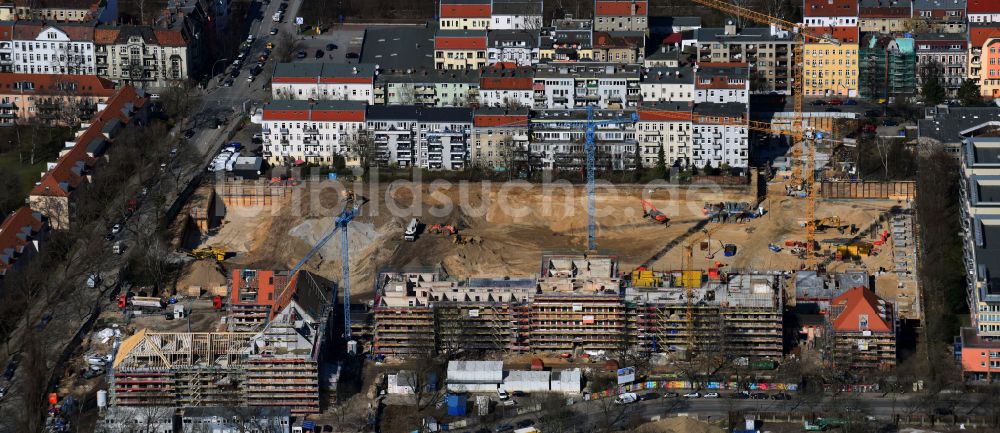 Luftaufnahme Berlin - Umbau und Ausbau des denkmalgeschützten Altbau- Gebäudes am Mariendorfer Weg im Ortsteil Neukölln in Berlin