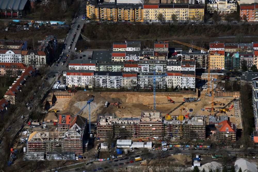 Berlin von oben - Umbau und Ausbau des denkmalgeschützten Altbau- Gebäudes am Mariendorfer Weg im Ortsteil Neukölln in Berlin