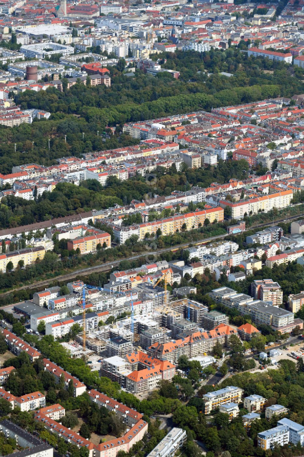 Luftbild Berlin - Umbau und Ausbau des denkmalgeschützten Altbau- Gebäudes am Mariendorfer Weg im Ortsteil Neukölln in Berlin