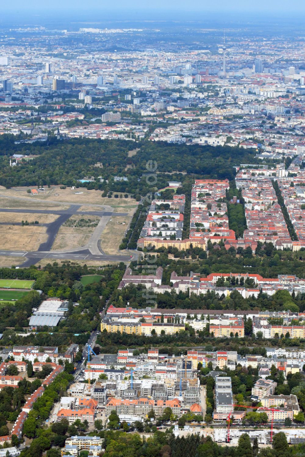 Luftaufnahme Berlin - Umbau und Ausbau des denkmalgeschützten Altbau- Gebäudes am Mariendorfer Weg im Ortsteil Neukölln in Berlin