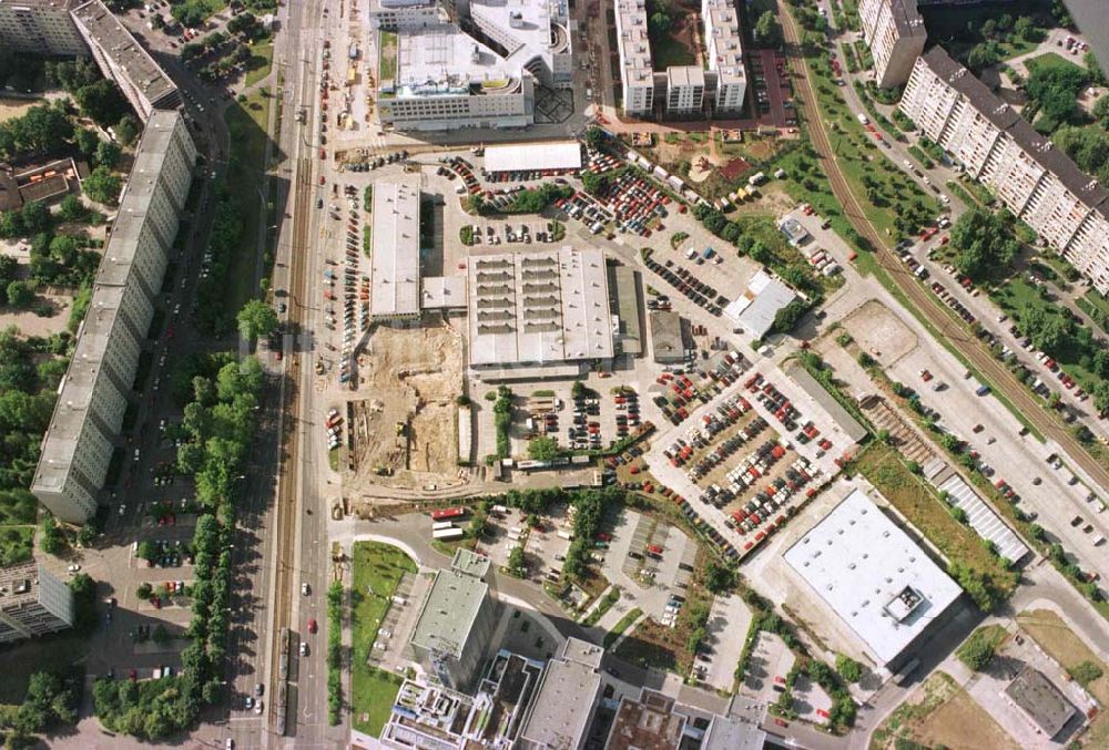 Luftaufnahme Berlin - Hohenschönhausen - Umbau des Autohauses Fennpfuhl am Weißenseer Weg in Hohenschönhausen.