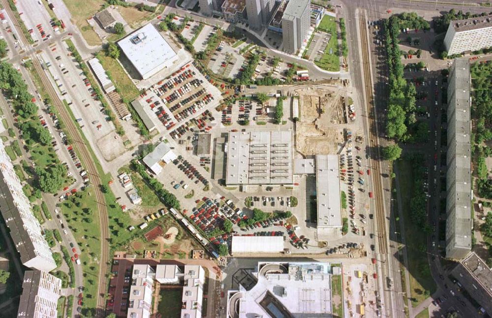 Berlin - Hohenschönhausen von oben - Umbau des Autohauses Fennpfuhl am Weißenseer Weg in Hohenschönhausen.