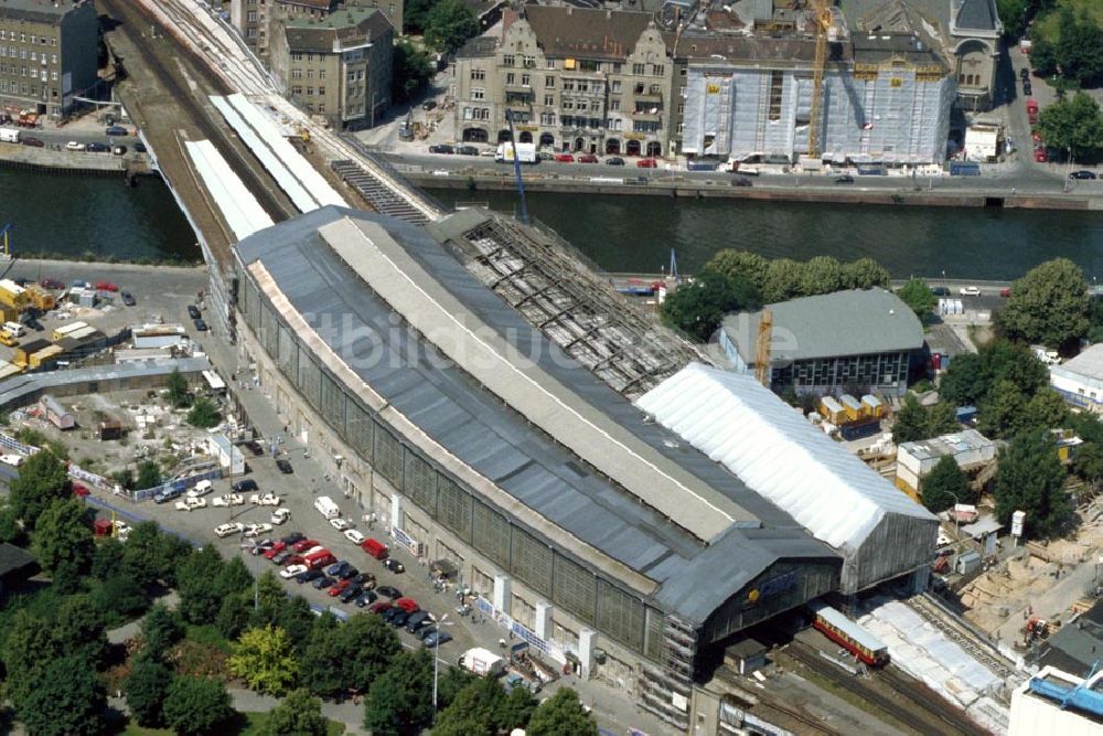 Berlin / Mitte von oben - Umbau des Bahnhofs Friedrichstraße in Berlin / Mitte 1995