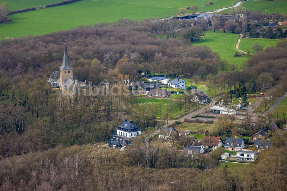 Emmerich am Rhein aus der Vogelperspektive: Umbau- Baustelle der Hotelanlage Waldhotel Hoch-Elten in Elten im Bundesland Nordrhein-Westfalen, Deutschland