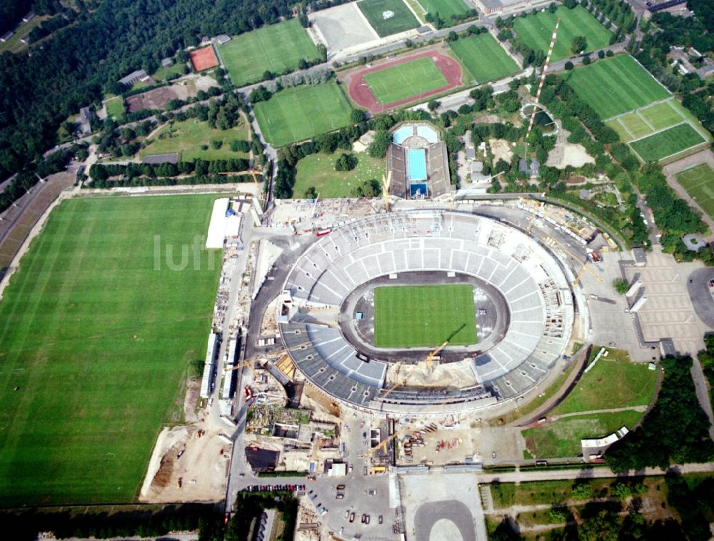 Berlin aus der Vogelperspektive: Umbau- Baustelle am Sportstätten-Gelände des Stadion Olympiastadion am Maifeld im Ortsteil Westend in Berlin, Deutschland