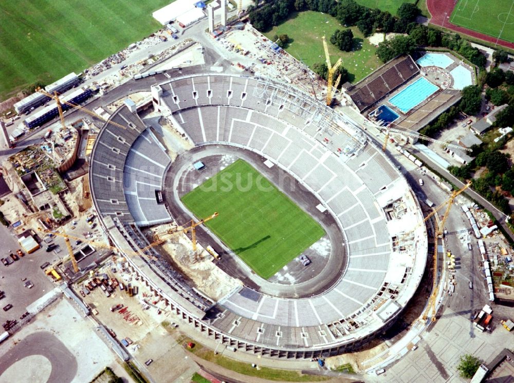 Berlin aus der Vogelperspektive: Umbau- Baustelle am Sportstätten-Gelände des Stadion Olympiastadion am Maifeld im Ortsteil Westend in Berlin, Deutschland