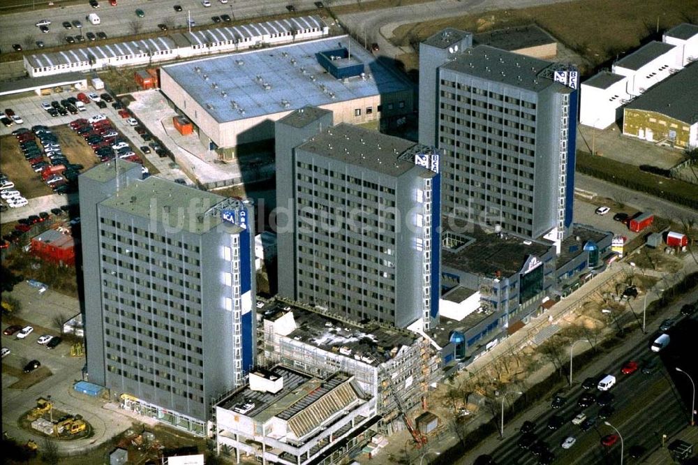 Berlin - Hohenschönhausen von oben - Umbau der BCA-Hotelkette an der Landsberger Allee in Berlin Hohenschönhausen.