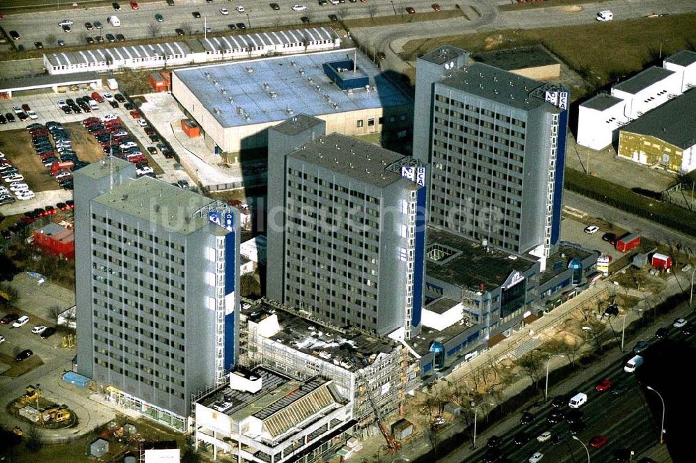 Berlin - Hohenschönhausen aus der Vogelperspektive: Umbau der BCA-Hotelkette an der Landsberger Allee in Berlin Hohenschönhausen.