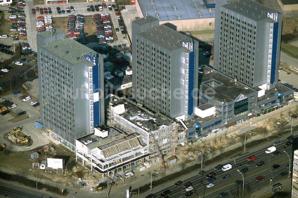 Luftaufnahme Berlin - Hohenschönhausen - Umbau der BCA-Hotelkette an der Landsberger Allee in Berlin Hohenschönhausen.