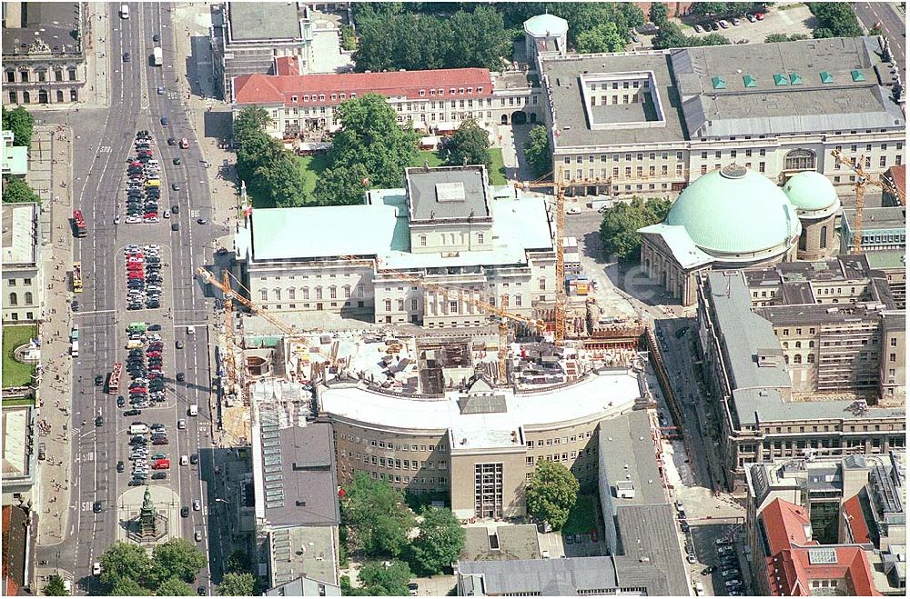 Berlin Mitte aus der Vogelperspektive: Umbau des Bebelplatzes an der Straße Unter den Linden in Berlin - Mitte